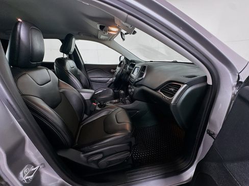 Used 2019 Jeep Cherokee Latitude Plus w/ Cold Weather Group image 29