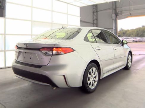 Used 2020 Toyota Corolla LE FWD image 2