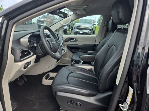 Used 2024 Chrysler Pacifica Touring-L FWD image 18