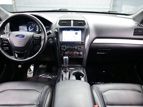 Used 2017 Ford Explorer XLT w/ Equipment Group 202A FWD image 19