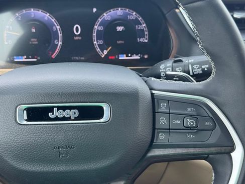 Used 2025 Jeep Grand Cherokee Limited w/ Luxury Tech Group II AWD/4WD image 26