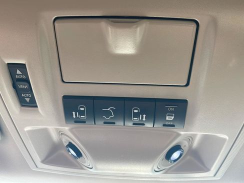 Used 2013 Chrysler Town & Country Touring-L w/ Driver Convenience Group FWD image 23