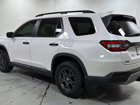 Used 2025 Honda Pilot TrailSport image 7