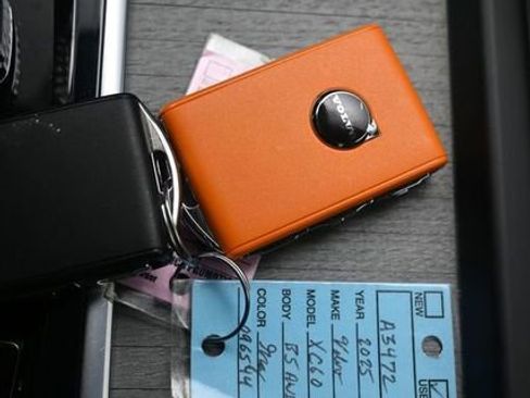 Used 2025 Volvo XC60 B5 Plus image 22