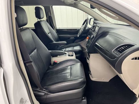 Used 2016 Chrysler Town & Country Touring FWD image 21