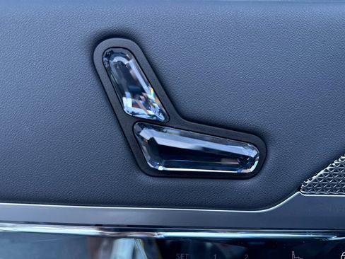 Used 2023 BMW 740i image 12