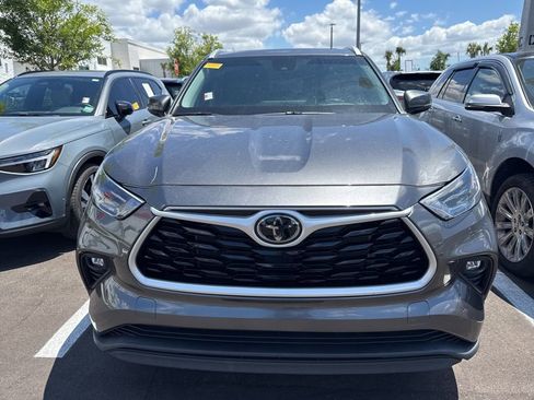 Used 2023 Toyota Highlander XLE image 2