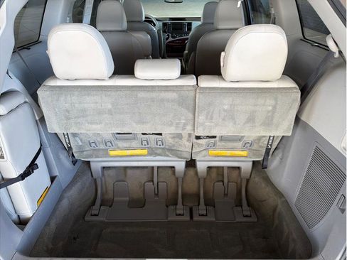 Used 2012 Toyota Sienna XLE image 12