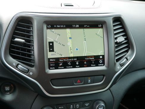 Used 2022 Jeep Cherokee Trailhawk w/ Sound & Nav Group AWD/4WD image 22