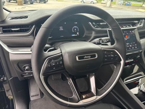 Used 2023 Jeep Grand Cherokee Laredo w/ Luxury Tech Group I AWD/4WD image 15