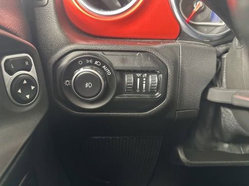 Used 2021 Jeep Wrangler Unlimited Rubicon w/ Cold Weather Group AWD/4WD image 9