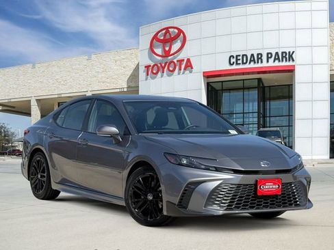 Used 2025 Toyota Camry SE image 1