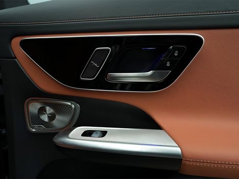 Used 2023 Mercedes-Benz GLC 300 4MATIC w/ Exclusive Trim Package image 35