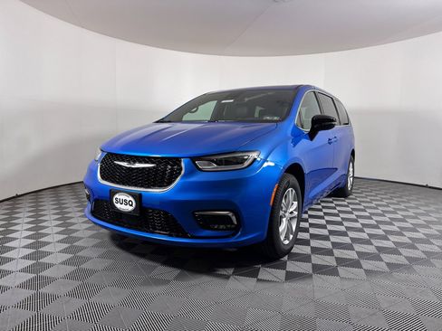 New 2026 Chrysler Pacifica Select AWD/4WD image 21