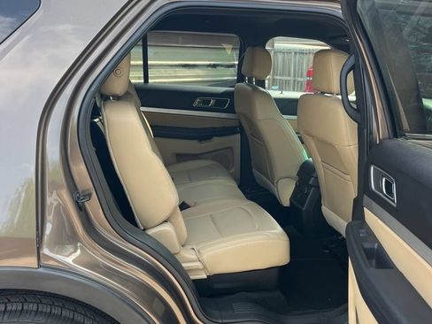 Used 2016 Ford Explorer XLT w/ Equipment Group 202A FWD image 10