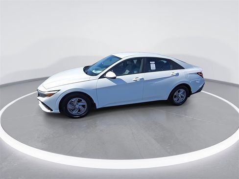 Used 2025 Hyundai Elantra SE image 4