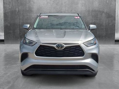 Used 2022 Toyota Highlander L FWD image 2