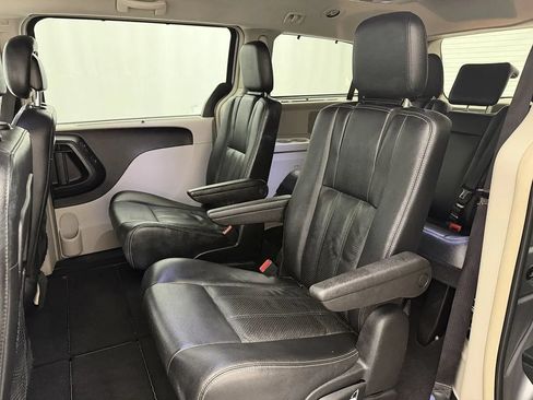Used 2013 Chrysler Town & Country Touring-L w/ Driver Convenience Group FWD image 21