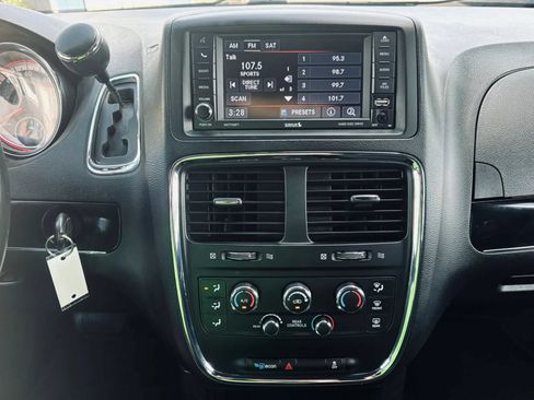 Used 2018 Dodge Grand Caravan SE FWD image 19