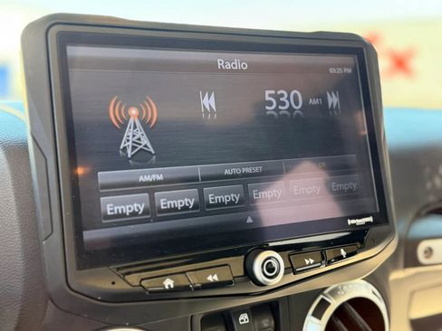 Used 2018 Jeep Wrangler Unlimited Sahara AWD/4WD image 31