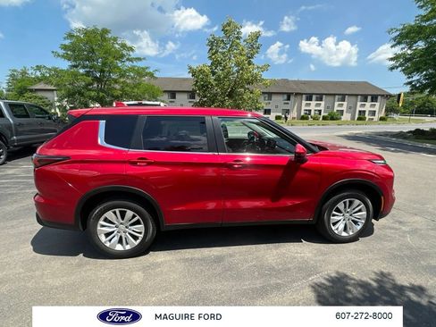 Used 2025 Mitsubishi Outlander ES AWD/4WD image 3