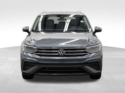 Used 2024 Volkswagen Tiguan SE image 3