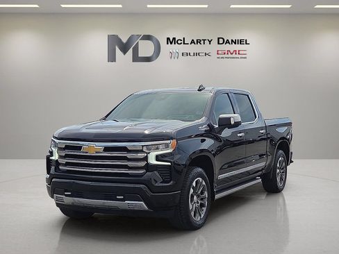 Used 2025 Chevrolet Silverado 1500 High Country w/ Technology Package AWD/4WD image 3