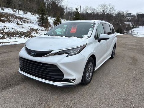 Used 2022 Toyota Sienna XLE image 7