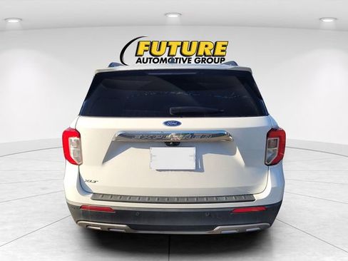Used 2022 Ford Explorer XLT w/ Equipment Group 202A image 4