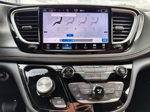 New 2026 Chrysler Pacifica Pinnacle image 21