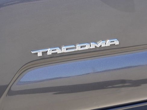 Used 2017 Toyota Tacoma TRD Off-Road AWD/4WD image 7
