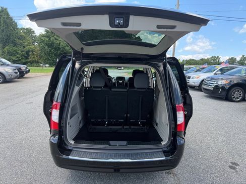 Used 2014 Chrysler Town & Country Touring-L w/ Driver Convenience Group FWD image 25