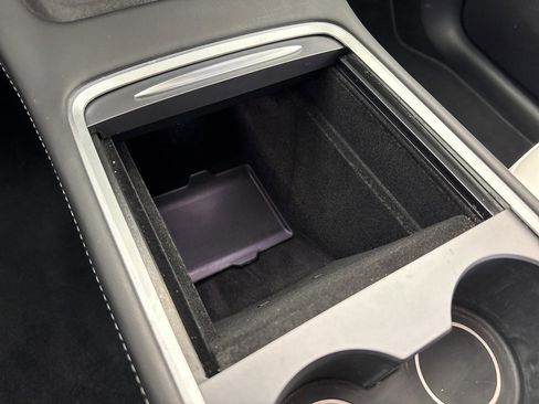 Used 2022 Tesla Model Y Long Range image 32