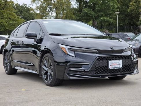 Used 2025 Toyota Corolla SE FWD image 2