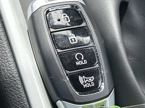 Certified 2025 Hyundai Venue Limited FWD image 33