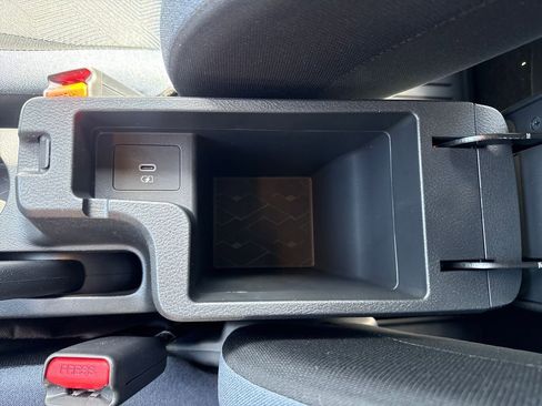 Used 2025 Nissan Versa SV w/ Trunk Package image 30