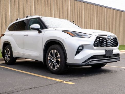 Used 2025 Toyota Highlander XLE AWD/4WD image 2