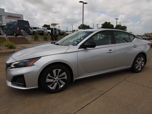 Used 2024 Nissan Altima 2.5 S FWD image 16