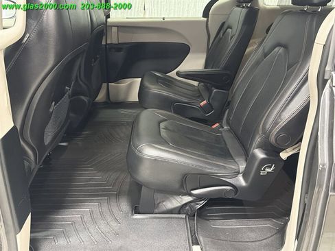 Used 2019 Chrysler Pacifica Touring-L image 17