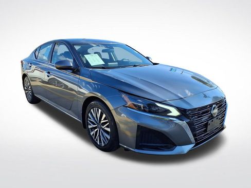 Used 2023 Nissan Altima 2.5 SV FWD image 4