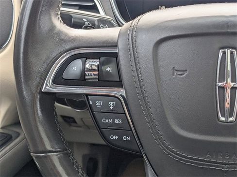 Used 2018 Lincoln Continental Select image 23