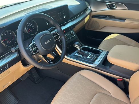 Used 2024 Kia Carnival LX image 12