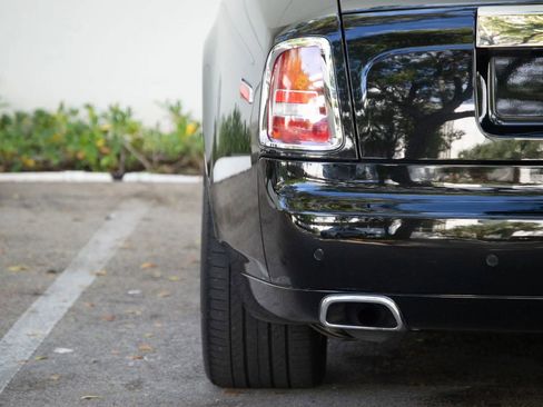 Used 2016 Rolls-Royce Phantom Drophead Coupe image 15