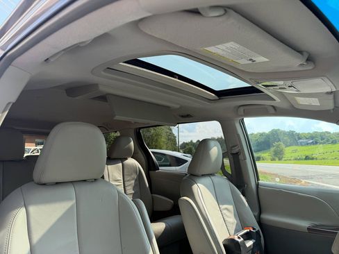 Used 2011 Toyota Sienna XLE w/ Premium Pkg FWD image 27