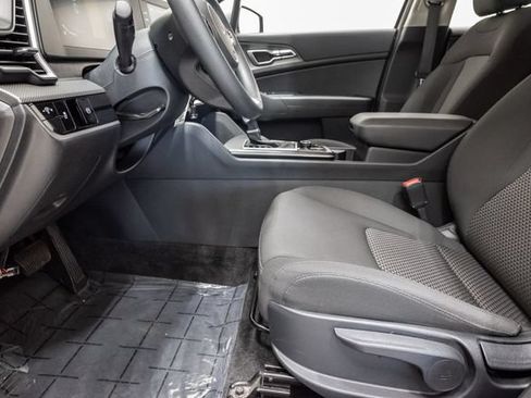Used 2025 Kia Sportage LX FWD image 9