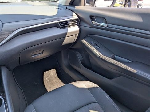 Used 2024 Nissan Altima 2.5 SV image 16