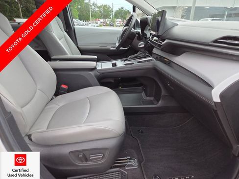 Certified 2025 Toyota Sienna XLE FWD image 14