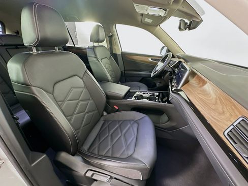 Used 2025 Volkswagen Atlas SE image 31