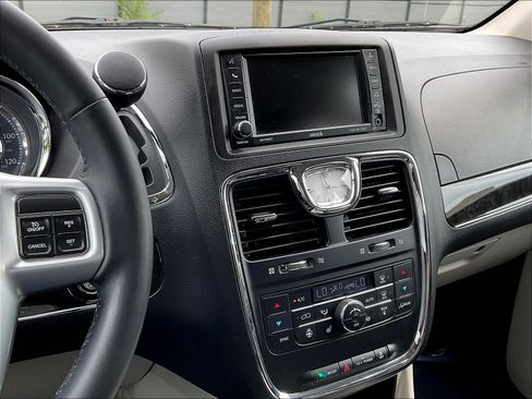 Used 2013 Chrysler Town & Country Touring-L w/ Premium Group FWD image 9