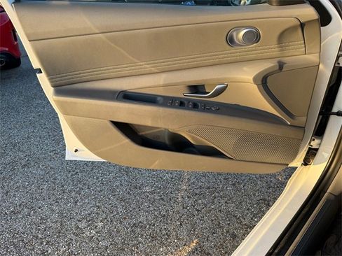 Used 2025 Hyundai Elantra SEL image 21